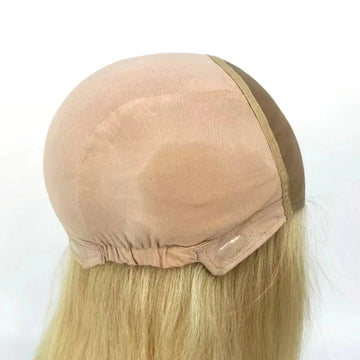 Szőke selyem alapú Remy emberi hajból készült paróka, brazil pixie fazon csipkés felsővel