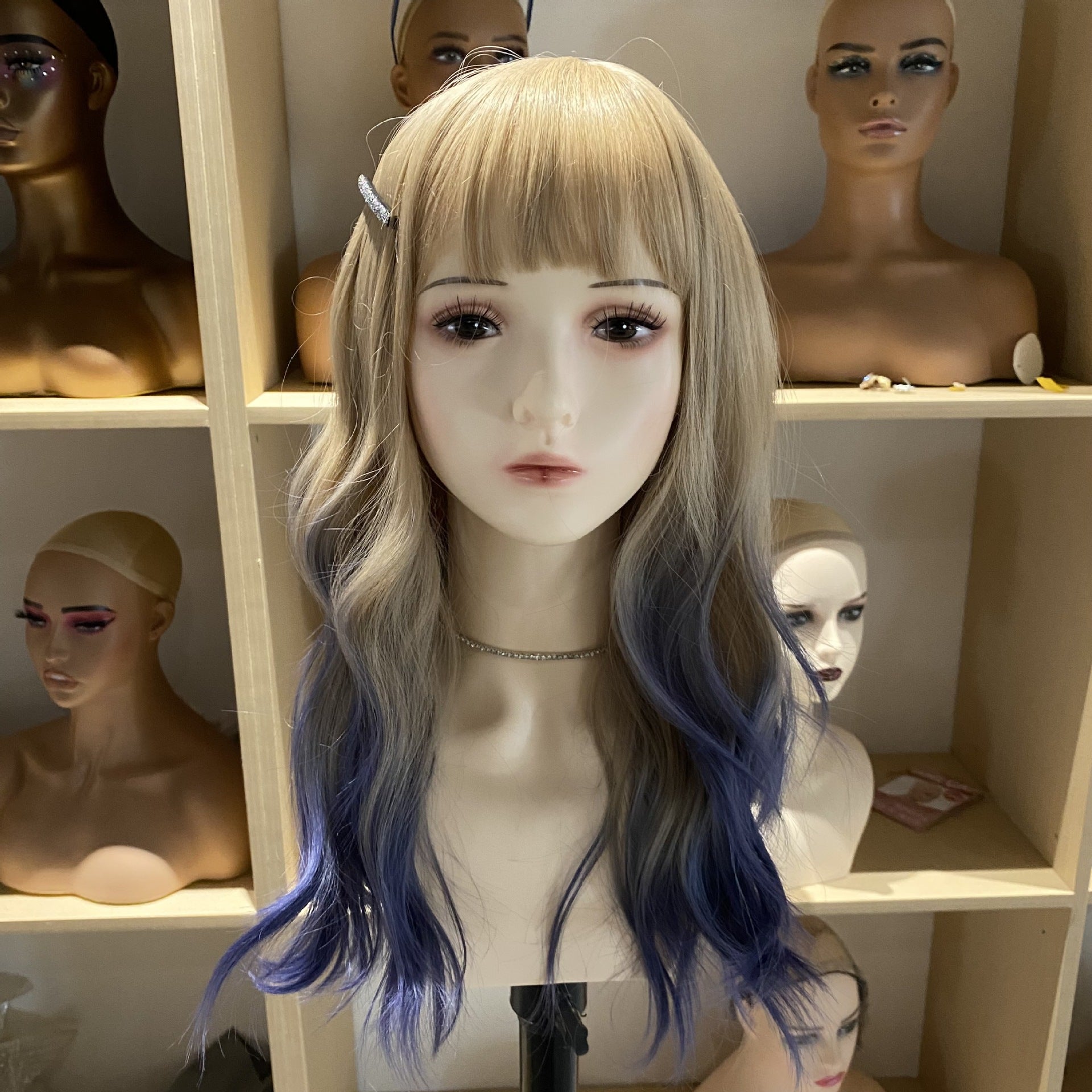 Damska głowa manekina z ramionami, kolczykami, naszyjnikiem do prezentacji