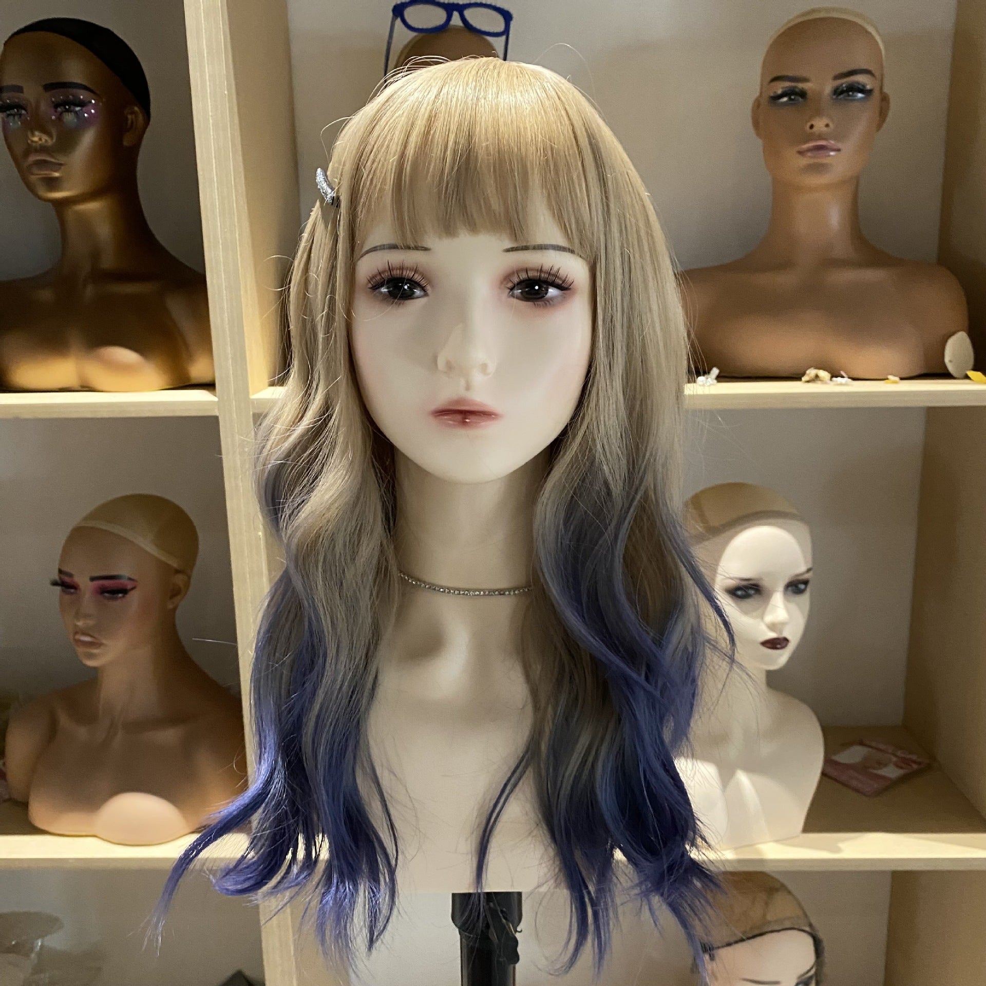 Damska głowa manekina z ramionami, kolczykami, naszyjnikiem do prezentacji