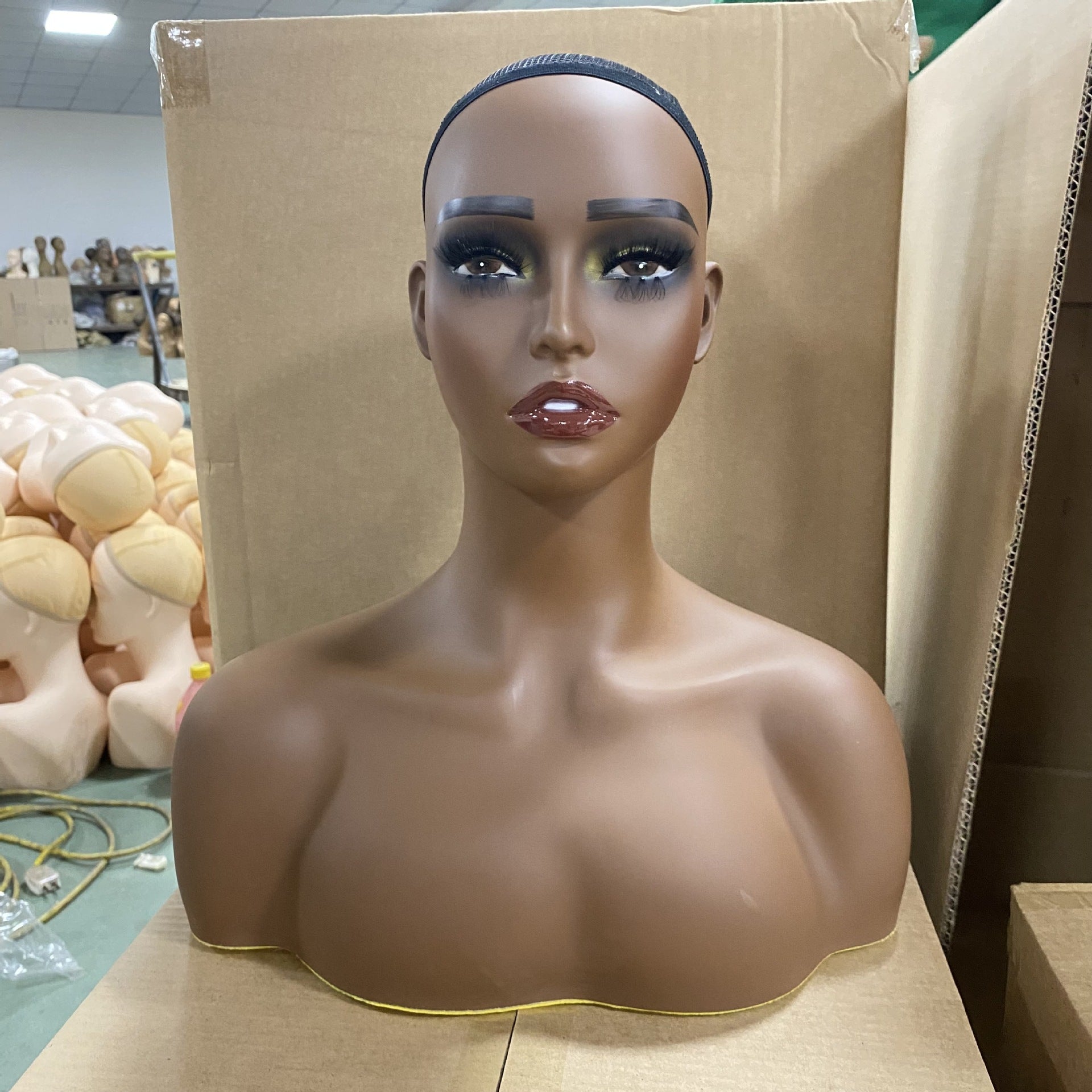 Model ludzkiej głowy do ekspozycji kolczyków