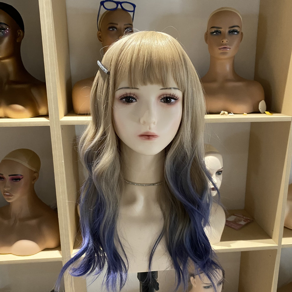 Maniquí de cabeza femenina con modelo de hombro, pendientes, exhibición de collar