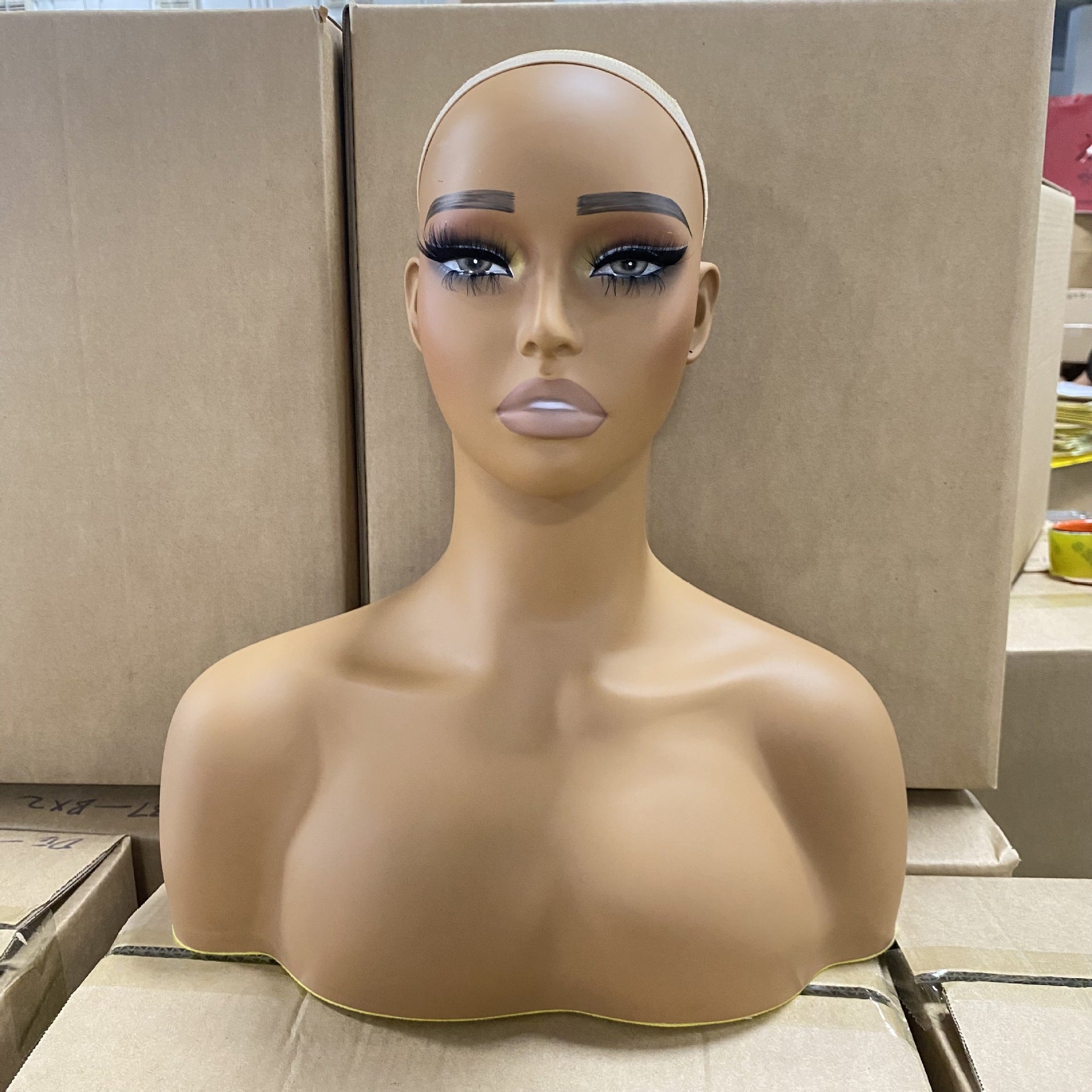 Naisellinen puolivartaloinen korujen näyttömannekiini