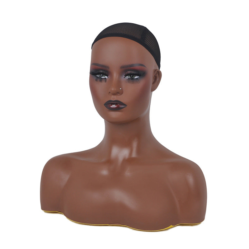 Puolivartaloinen naispuolinen mustaihoinen peruukkimannekiinipää