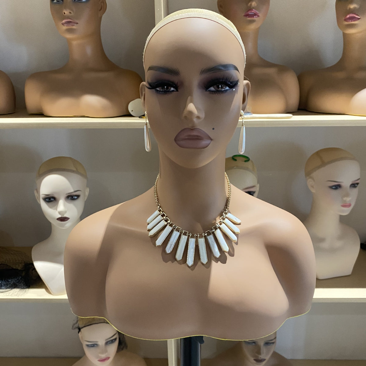 Exhibición de peluca femenina Accesorios de hombro Pendientes Collar Fotografía
