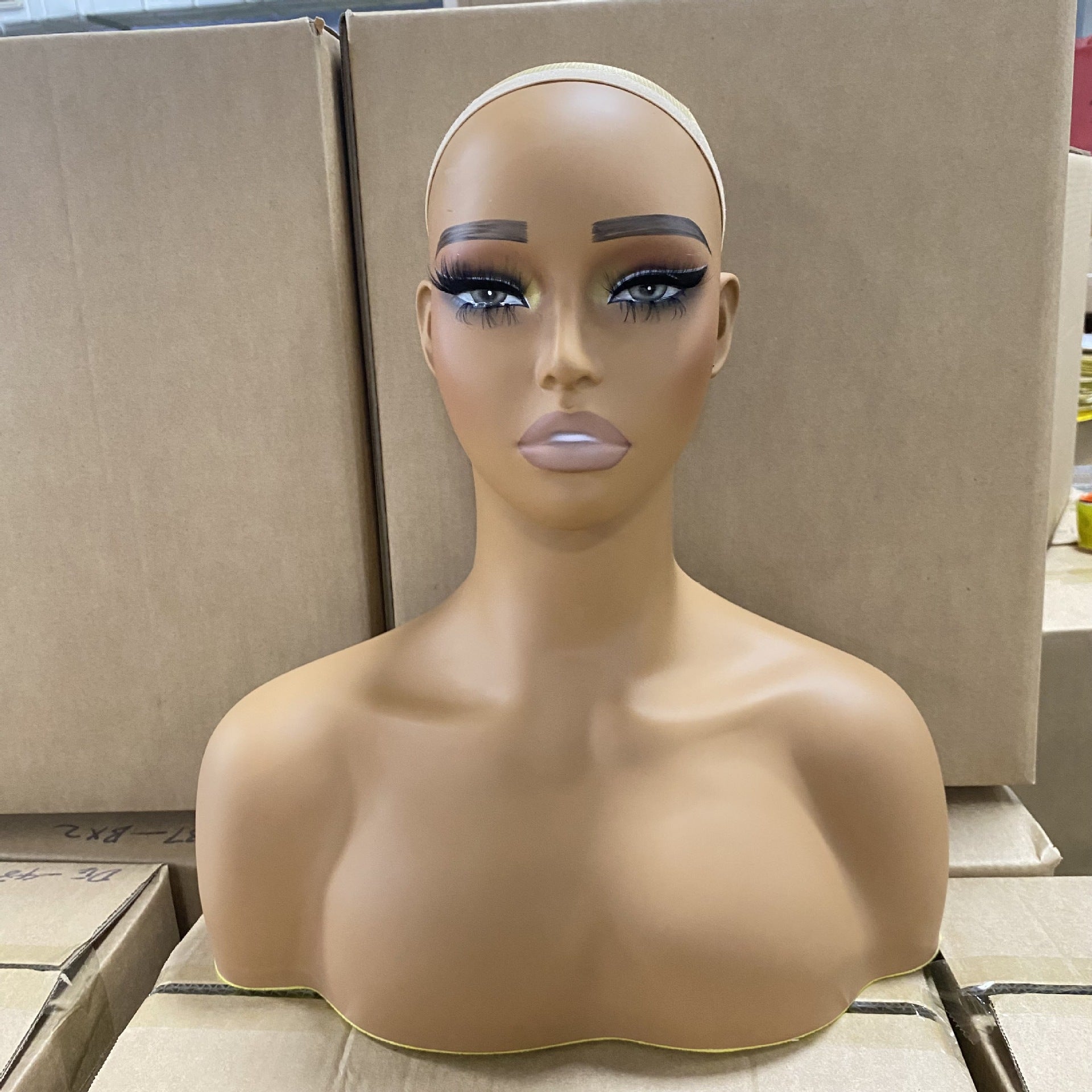 Naisellinen puolivartaloinen korujen näyttömannekiini