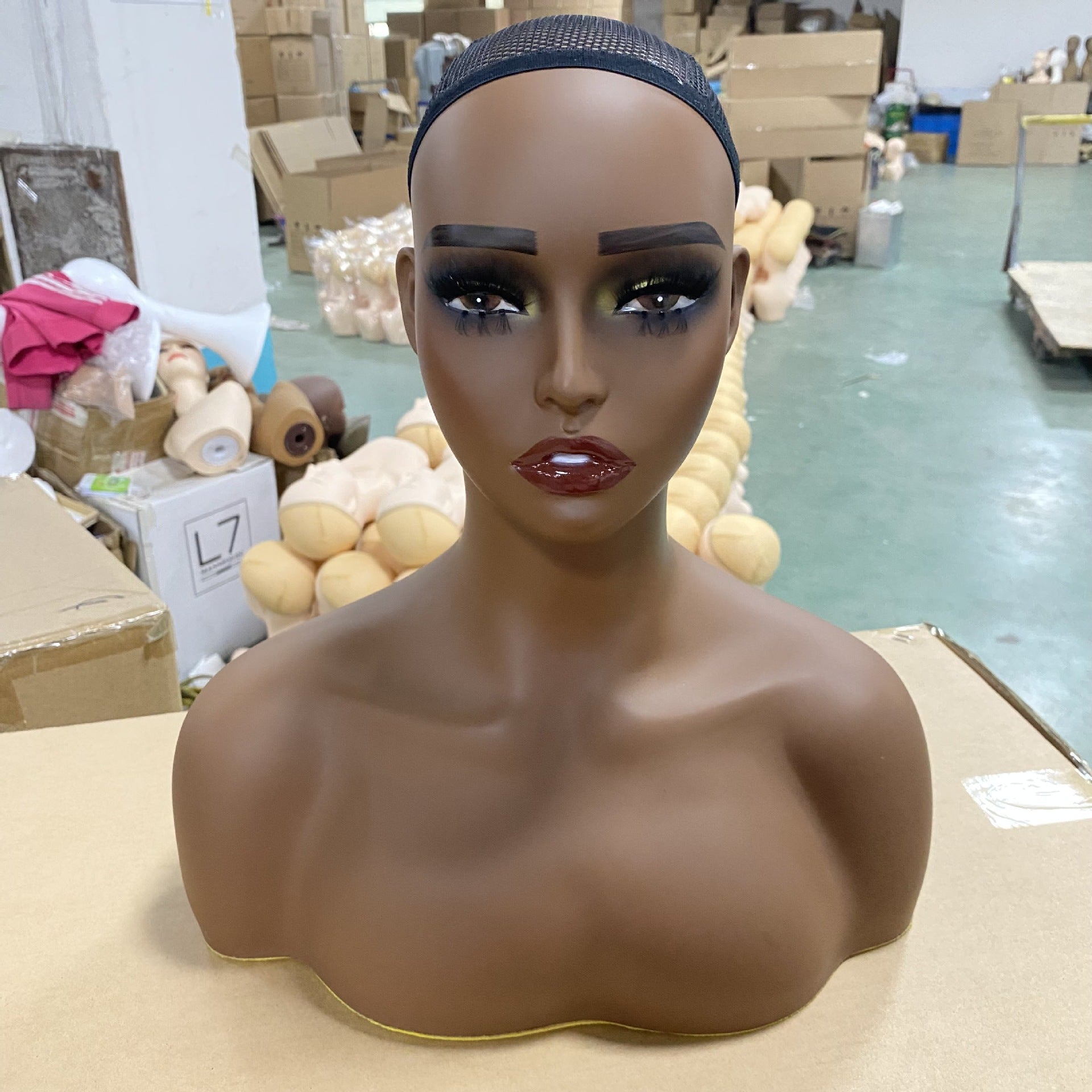 Model ludzkiej głowy do ekspozycji kolczyków