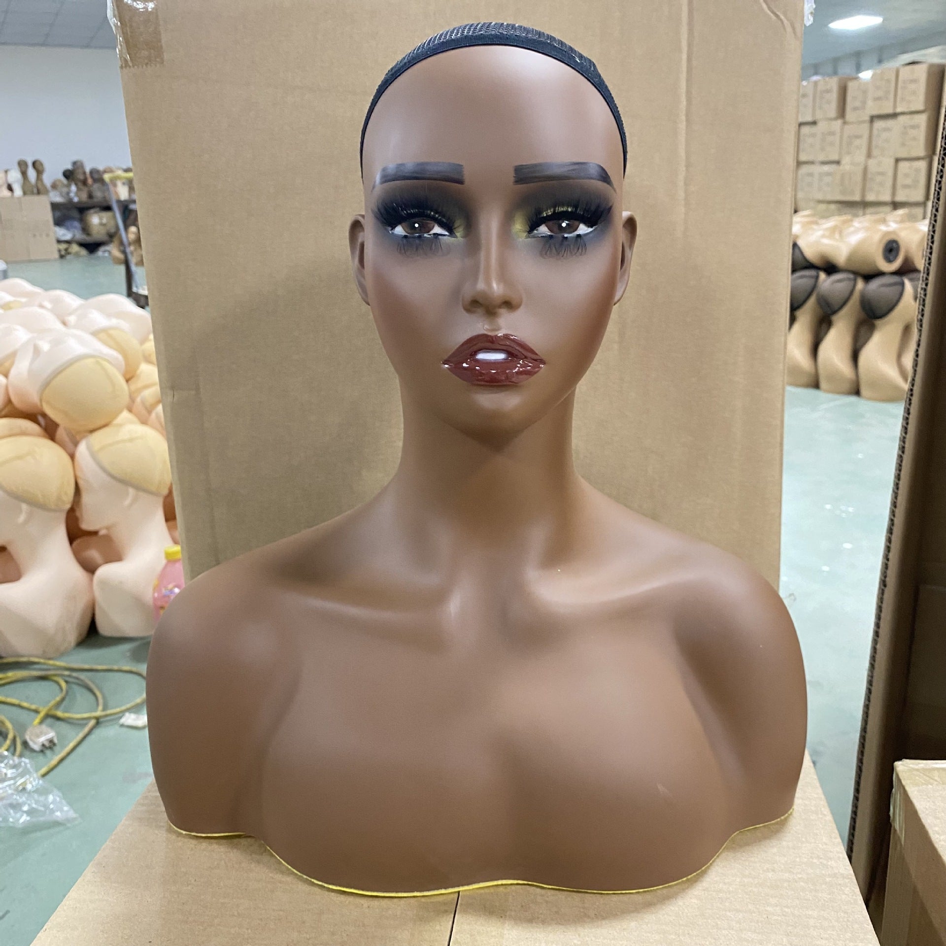 Model ludzkiej głowy do ekspozycji kolczyków